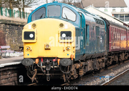 Klasse 37 loco in BR-blaue Farbschema mit einem Personenzug auf der East Lancs Railway Stockfoto