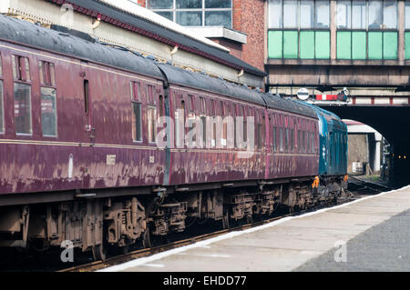 Klasse 40 Lok in BR-blaue Farbschema mit einem Personenzug auf der East Lancs Railway Stockfoto