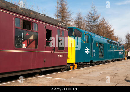 Klasse 40 Lok in BR blaue Farbgebung an der Vorderseite des einen Personenzug auf der East Lancs Railway Stockfoto