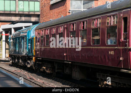 Klasse 40 Lok in BR blaue Farbgebung an der Vorderseite des einen Personenzug auf der East Lancs Railway Stockfoto