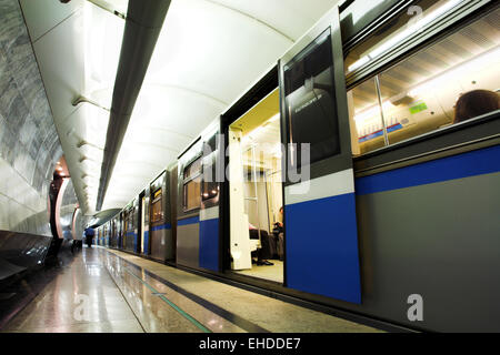 Menschen in schnellen Bahnsteig u-Bahn Halle Stockfoto