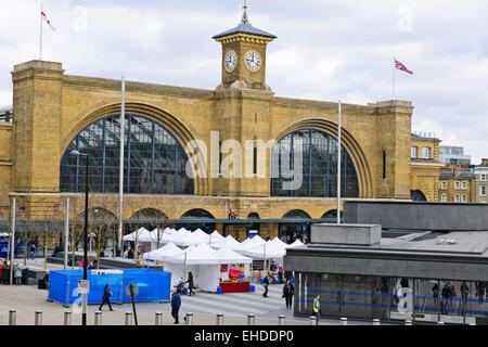 Des Königs oder Bahnhof Kings Cross, wichtigen Gateways in London von Norden, ehemals ein Rotlichtviertel & Auslauf wird umgebaut Stockfoto