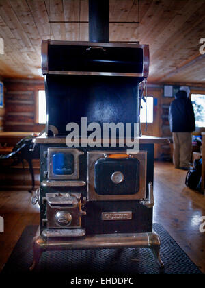 Holzofen in der Margy Hütte, Aspen, Colorado Stockfoto