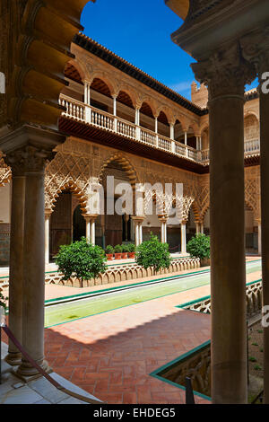 Patio de Las Huasaco (Hof der Jungfrauen) (1540-72) mit Arabesque Mudéjar Verputz, Alazar von Sevilla, Spanien Stockfoto