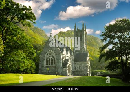 Gotische Kirche, Mary Henry Memorial in Kylemore Abbey. Connemara Region, Irland Stockfoto