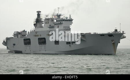 AJAXNETPHOTO. - 21. NOVEMBER 2014. PORTSMOUTH, England. - Hubschrauber Träger HMS Ocean EINGABE HAFEN. Foto: TONY HOLLAND/AJAX REF; DTH 142111 1504 Stockfoto