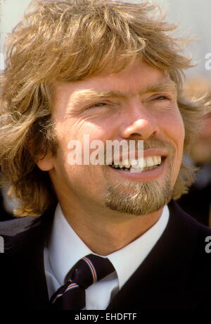 AJAX-NEWS-FOTOS - 1985. SOUTHAMPTON, ENGLAND. -RICHARD BRANSON BEI DER VORSTELLUNG DER SEINEN JUNGFRÄULICHEN ATALANTIC HERAUSFORDERER HAMBLE ZEITPUNKT.  FOTO; JONATHAN EASTLAND/AJAX REF: 31217/30 Stockfoto