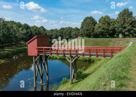 Alte rote Badezimmer (WC) über den Graben der Festung Bourtange in der Provinz Groningen Stockfoto