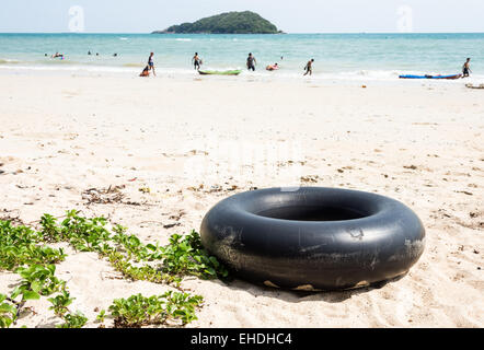 Schwarzen Ring auf dem weißen Sand für Reisende. Stockfoto