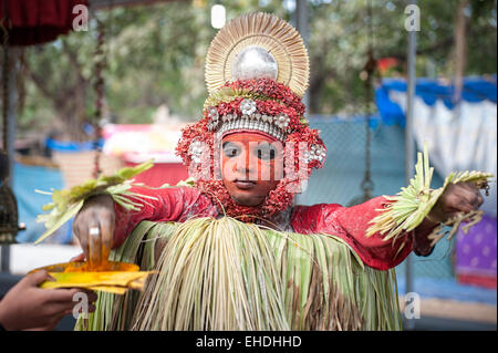 Theyyam Tänzerin vertiefen in Ritualen Stockfoto