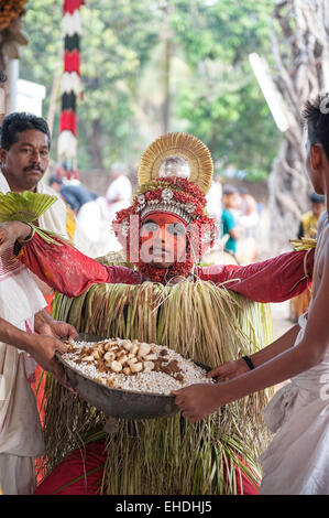 Theyyam Tänzerin vertiefen im ritual Stockfoto