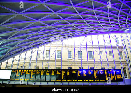 Des Königs oder Bahnhof Kings Cross, wichtigen Gateways in London von Norden, ehemals ein Rotlichtviertel & Auslauf wird umgebaut Stockfoto