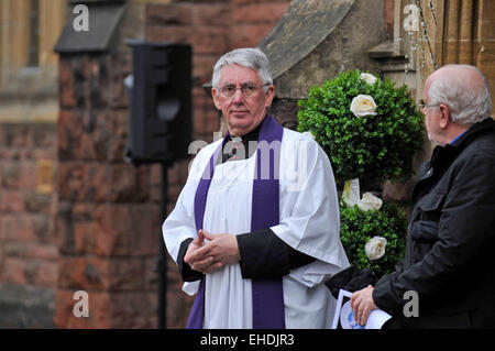 Porthcawl, Wales, UK. 12. März 2015. Pfarrer bei der Beerdigung von Steve Strange, All Saints Church in Porthcawl, Wales, Großbritannien. Bildnachweis: Phil Rees/Alamy Live-Nachrichten Stockfoto