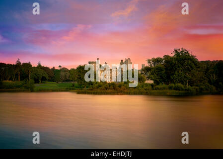 Teich und Dromoland Castle bei Sonnenaufgang... Irland Stockfoto