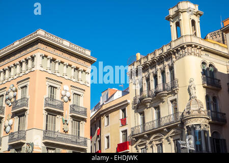 Gebäude neben La Rambla in Barcelona Stockfoto