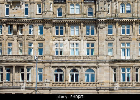 Detail von einem alten viktorianischen Gebäude in Edinburgh, Schottland Stockfoto