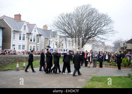 Porthcawl, Wales, UK. 12. März 2015. Der Sarg von Steve Strange erfolgt in All Saints Church in Porthcawl, Wales, Vereinigtes Königreich. Bildnachweis: Phil Rees/Alamy Live-Nachrichten Stockfoto