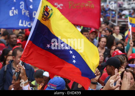 Caracas, Venezuela. 12. März 2015. Ein Bewohner hält einer venezolanischen Nationalflagge während einer 'Anti-imperialistische' Marsch in Caracas, Venezuela, auf 12. März 2015. Einwohner in Caracas und anderen Regionen von Venezuela nahmen an Demonstrationen am Donnerstag um nationale Souveränität zu verteidigen und venezolanische Regierung zu unterstützen, nachdem US-Präsident Barack Obama am Montag eine Ausführungsverordnung venezolanischen Beamten über Menschenrechtsverletzungen und Korruption, laut Lokalpresse zusätzliche Sanktionen ausgestellt. © Gregorio Teran/AVN/Xinhua/Alamy Live-Nachrichten Stockfoto