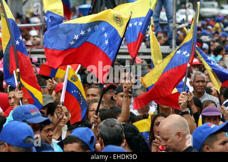 Caracas, Venezuela. 12. März 2015. Während eine 'Anti-imperialistische' Marsch in Caracas, Venezuela, auf 12. März 2015 halten Bewohner venezolanische Nationalflaggen. Einwohner in Caracas und anderen Regionen von Venezuela nahmen an Demonstrationen am Donnerstag um nationale Souveränität zu verteidigen und venezolanische Regierung zu unterstützen, nachdem US-Präsident Barack Obama am Montag eine Ausführungsverordnung venezolanischen Beamten über Menschenrechtsverletzungen und Korruption, laut Lokalpresse zusätzliche Sanktionen ausgestellt. © Gregorio Teran/AVN/Xinhua/Alamy Live-Nachrichten Stockfoto