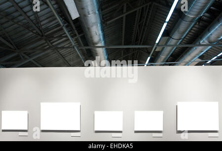 Weiße Wand im Museum mit leere Rahmen Stockfoto