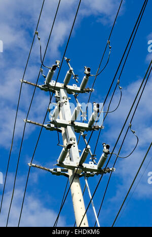 Elektrische übertragung Turm und Stromleitungen auf blauen Himmel. Stockfoto