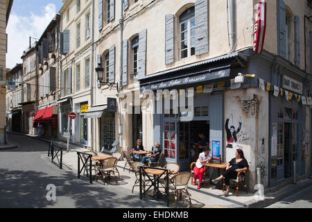 Coffee-Shop in Place du Forum, Arles, Camargue, Provence, Frankreich Stockfoto