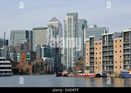 Canary Wharf, London Docklands, von äußeren Millwall Dock betrachtet Stockfoto