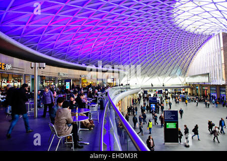 Des Königs oder Bahnhof Kings Cross, wichtigen Gateways in London von Norden, ehemals ein Rotlichtviertel & Auslauf wird umgebaut Stockfoto