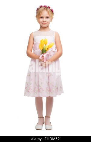 Niedliche kleine Mädchen mit Bouquet von gelben Tulpen Stockfoto