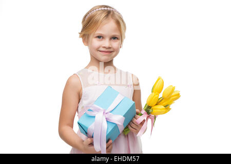 Schöne Mädchen mit gelben Tulpen und blauen Geschenkbox Stockfoto