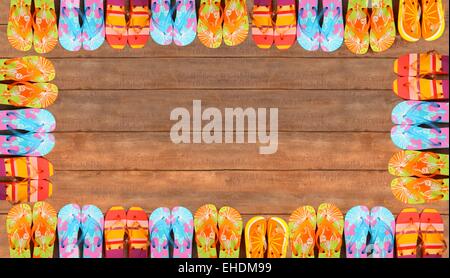 Bunte Flip-flops auf Holzdeck Stockfoto