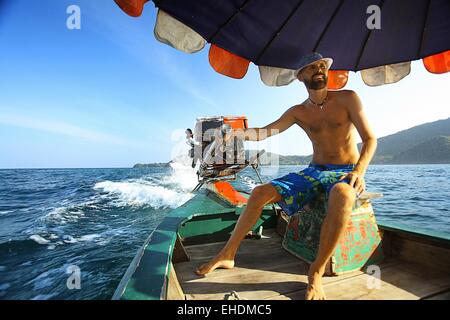 braungebrannte Mann im Boot Thailand Urlaub Stockfoto