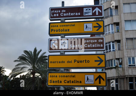 Verkehrszeichen zeigen die Richtungen zu wichtigsten Bezirke in Las Palmas auf der Insel Gran Canaria in Spanien. Stockfoto