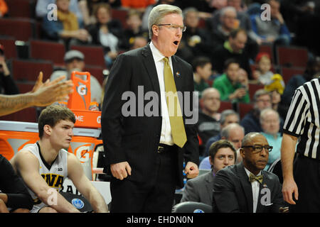 Chicago, IL, USA. 12. März 2015. Iowa Hawkeyes Cheftrainer sein Team in der ersten Hälfte während der 2015 große zehn Männer Basketball-Turnier Spiel zwischen der Penn State Nittany Lions und die Iowa Hawkeyes im United Center in Chicago, IL Fran McCaffery anschreit. Patrick Gorski/CSM/Alamy Live-Nachrichten Stockfoto