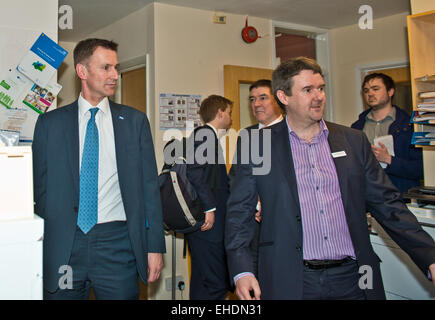 Dursley, Gloucestershire, UK. 12. März 2015. Dursley Gloucestershire UK, 12. März 2015: Secretary Of State for Health Jeremy Hunt macht einen ministerielle Besuch auf Cam & Uley Familienpraxis. Herr Hunt wird durch Dr.Neil Fletcher und Herr Ian Cawthorne Praxismanagerin Runde Praxis gezeigt. Bildnachweis: Charlie Bryan/Alamy Live News Stockfoto