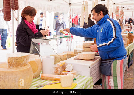 Ein Kunde einen Kauf oder Milchprodukte im Canterbury italienischen Markt Stockfoto