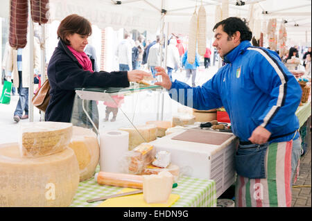 Ein Kunde einen Kauf oder Milchprodukte im Canterbury italienischen Markt Stockfoto