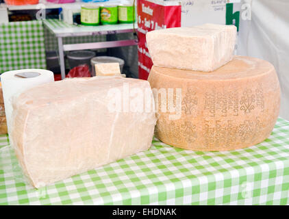 Käse an der Canterbury italienische Marktstand Stockfoto