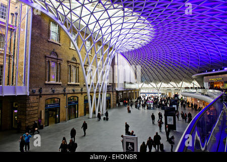 Des Königs oder Bahnhof Kings Cross, wichtigen Gateways in London von Norden, ehemals ein Rotlichtviertel & Auslauf wird umgebaut Stockfoto