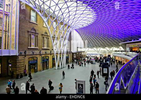 Des Königs oder Bahnhof Kings Cross, wichtigen Gateways in London von Norden, ehemals ein Rotlichtviertel & Auslauf wird umgebaut Stockfoto