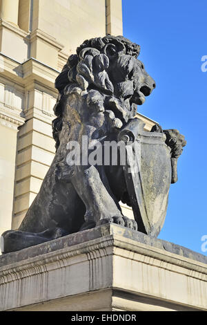 Skulptur eines Löwen auf der Veranda von Koenigsberg Börse. Kaliningrad (Königsberg vor 1946), Russland Stockfoto