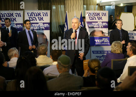 (150312)--JERUSALEM, 12. März 2015 (Xinhua)--israelischen Ministerpräsidenten und Likud-Partei Anwärter Benjamin Netanyahu(C) befasst sich mit eine Wahlkampagne mit seinen Anhängern in Netanya, Israel, am 11. März 2015. Der israelische Ministerpräsident Benjamin Netanyahu sagte in einem Interview in einem israelischen TV-Kanal, die er nicht zustimmen wird, in eine Regierung der Einheit mit der Mitte-links-zionistischen Union, die einen Vorsprung auf Netanjahus Likud-Partei vor den Wahlen im März 17 gewinnt. Netanjahu sagte der Kanal 2 News am Donnerstag Abend gibt es ein "gewisses Risiko", wenn er nicht Ministerpräsident nach dem Stockfoto