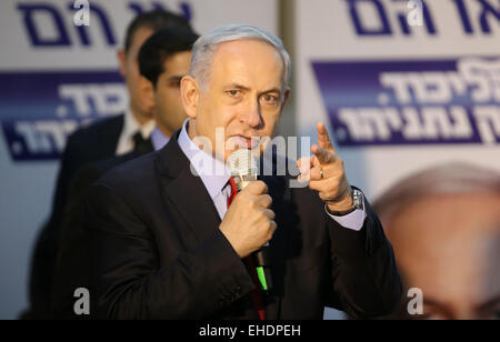 (150312)--JERUSALEM, 12. März 2015 (Xinhua)--israelischen Ministerpräsidenten und Likud-Partei Anwärter Benjamin Netanyahu spricht einen Wahlkampf mit seinen Anhängern in Netanya, Israel, am 11. März 2015. Der israelische Ministerpräsident Benjamin Netanyahu sagte in einem Interview in einem israelischen TV-Kanal, die er nicht zustimmen wird, in eine Regierung der Einheit mit der Mitte-links-zionistischen Union, die einen Vorsprung auf Netanjahus Likud-Partei vor den Wahlen im März 17 gewinnt. Netanjahu sagte der Kanal 2 News am Donnerstag Abend gibt es ein "gewisses Risiko", wenn er nicht Ministerpräsident nach der upc Stockfoto