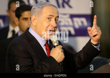 (150312)--JERUSALEM, 12. März 2015 (Xinhua)--israelischen Ministerpräsidenten und Likud-Partei Anwärter Benjamin Netanyahu spricht einen Wahlkampf mit seinen Anhängern in Netanya, Israel, am 11. März 2015. Israelische politischen Parteien verstärken ihre Anstrengungen, unentschlossene Wähler zu beeinflussen, wie der Countdown für die 17 März Parlamentswahlen begonnen hat. Unterstützer der regierenden Likud-Partei haben, eine Massendemonstration in zentralen Tel Aviv Sonntagabend zu inszenieren, um Unterstützung zu generieren nach einer massiven Widerstand-Kundgebung am vergangenen Wochenende in der Stadt ruft für den Ersatz von Premierminister Benjam geplant Stockfoto