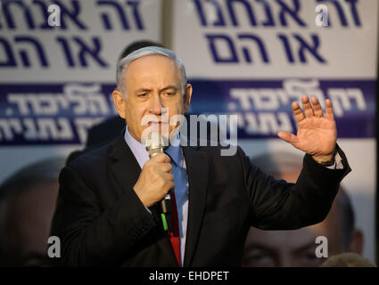 (150312)--JERUSALEM, 12. März 2015 (Xinhua)--israelischen Ministerpräsidenten und Likud-Partei Anwärter Benjamin Netanyahu spricht einen Wahlkampf mit seinen Anhängern in Netanya, Israel, am 11. März 2015. Israelische politischen Parteien verstärken ihre Anstrengungen, unentschlossene Wähler zu beeinflussen, wie der Countdown für die 17 März Parlamentswahlen begonnen hat. Unterstützer der regierenden Likud-Partei haben, eine Massendemonstration in zentralen Tel Aviv Sonntagabend zu inszenieren, um Unterstützung zu generieren nach einer massiven Widerstand-Kundgebung am vergangenen Wochenende in der Stadt ruft für den Ersatz von Premierminister Benjam geplant Stockfoto