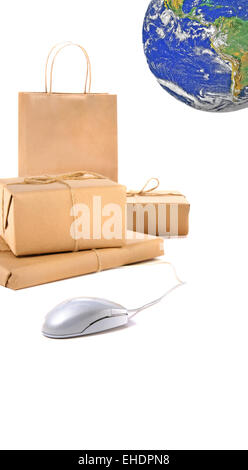 Paket Pakete mit Computer-Maus auf weiß Stockfoto