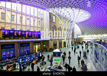 Des Königs oder Bahnhof Kings Cross, wichtigen Gateways in London von Norden, ehemals ein Rotlichtviertel & Auslauf wird umgebaut Stockfoto