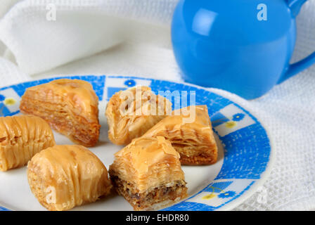 Vielzahl von türkischen Baklava auf einem Teller Stockfoto