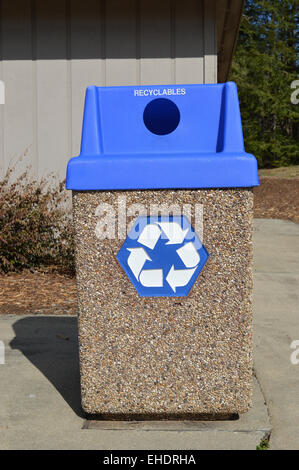 Recycling-Container befindet sich in einem Welcome Center. Stockfoto