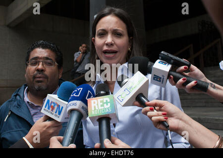 Caracas, Venezuela. 12. März 2015. Ehemalige Opposition Gesetzgeber Maria Corina Machado im Gespräch mit Medien wie sie, um die Venezuelas Zentralbank (BCV) Sitz in Caracas, Venezuela, am 12. März 2015 ankommt. Maria Corina Machado geliefert ein Dokument der BCV-Board of Directors, fordern, dass die Klärung der angeblichen Informationen, dass Venezuela seine Bestände an Währungsgold für Bargeld ändert und Fragen, wo ist das Gold behält sich vor, dass Ende der venezolanische Präsident Hugo Chavez bestellt, im Jahr 2011, Rückführung nach Lokalpresse. © Boris Vergara/Xinhua/Alamy Live-Nachrichten Stockfoto